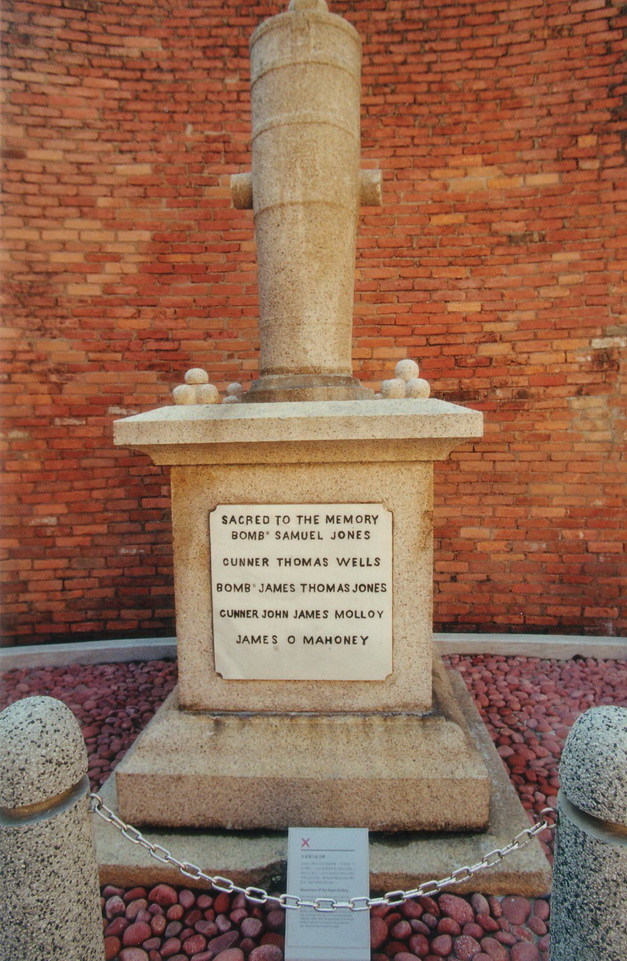 原本豎立於香港墳場的英國皇家炮兵紀念碑，以紀念1888年至1890年間在香港去世的皇家炮兵成員。