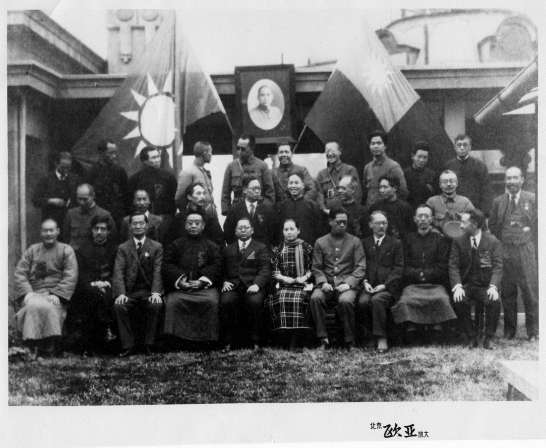 1927年3月10日國民黨第二屆三中全會代表在漢口國民政府大樓頂樓合照的照片。 Jay Chen捐贈
