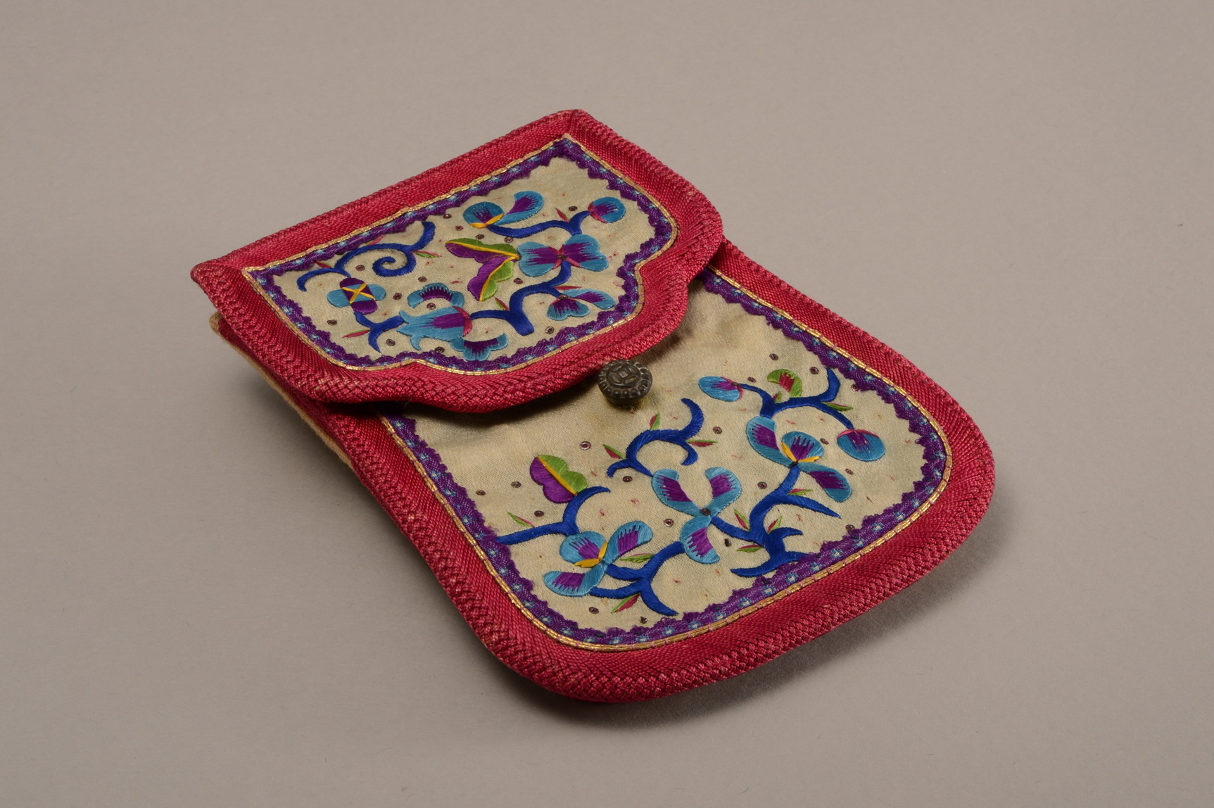 1930年代盧慕貞親手為女兒孫琬縫製的繡花荷包