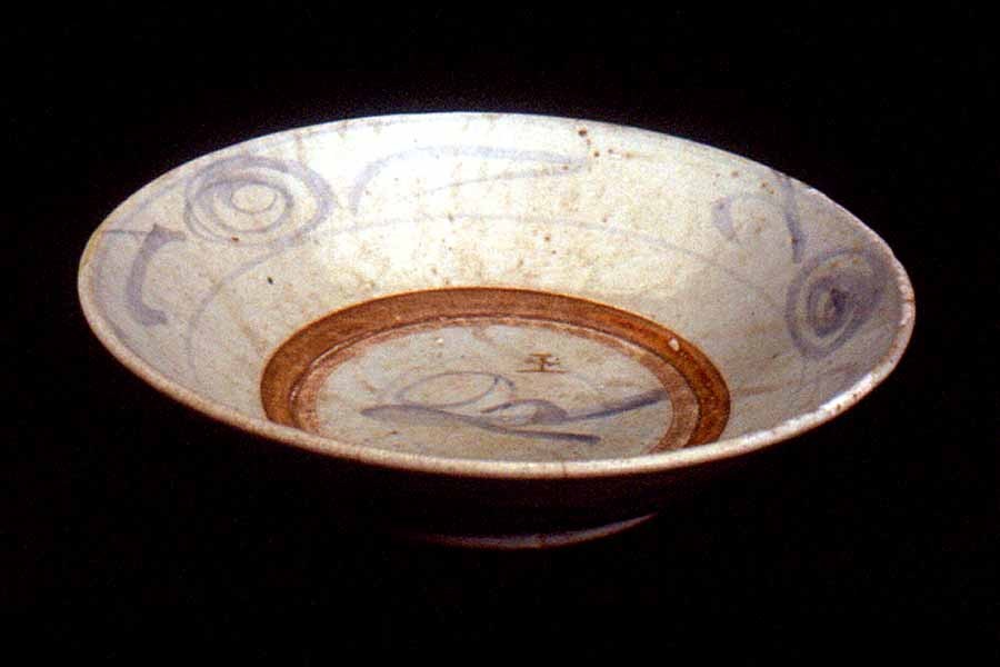 Dish with grass patterns and a Chinese character fu (happiness) at the center in underglaze blue.
