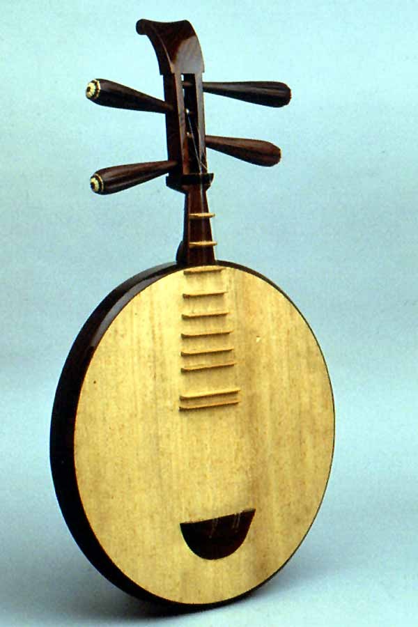  Yueqin (four-stringed plucked instrument with full moon-shaped sound box). 