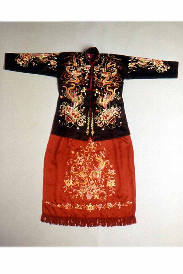  A shusi (partly threaded)-style wedding costume worn by a bride, comprising a jacket and a skirt, both embroidered with the "dragon-and-phoenix" motif. 