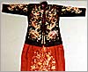  A shusi (partly threaded)-style wedding costume worn by a bride, comprising a jacket and a skirt, both embroidered with the "dragon-and-phoenix" motif. 