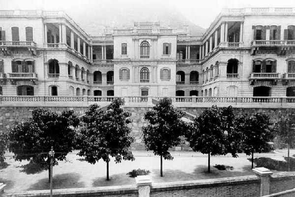  港岛上环荷李活道和鸭巴甸街交界的皇仁书院，约摄于一九零零年。 