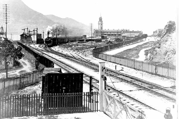 九龍尖沙咀九廣鐵路，車站大樓和鐘樓皆為剛落成不久，約攝於一九一六年。圖片