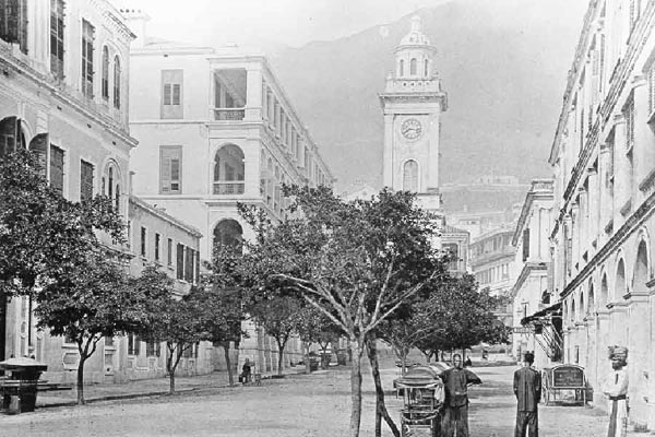  港岛中环毕打街和钟楼，约摄于一八七零年代。 