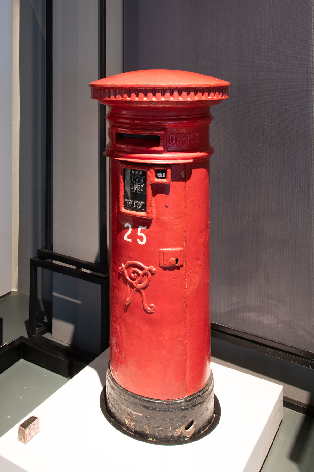 鑄有維多利亞女王徽號之香港早期郵筒