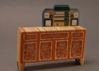 祭祀先人用的紙製木櫃連音響組合圖片