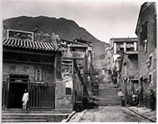 图一十九世纪七十年代上环文武庙侧的四环盂兰公所